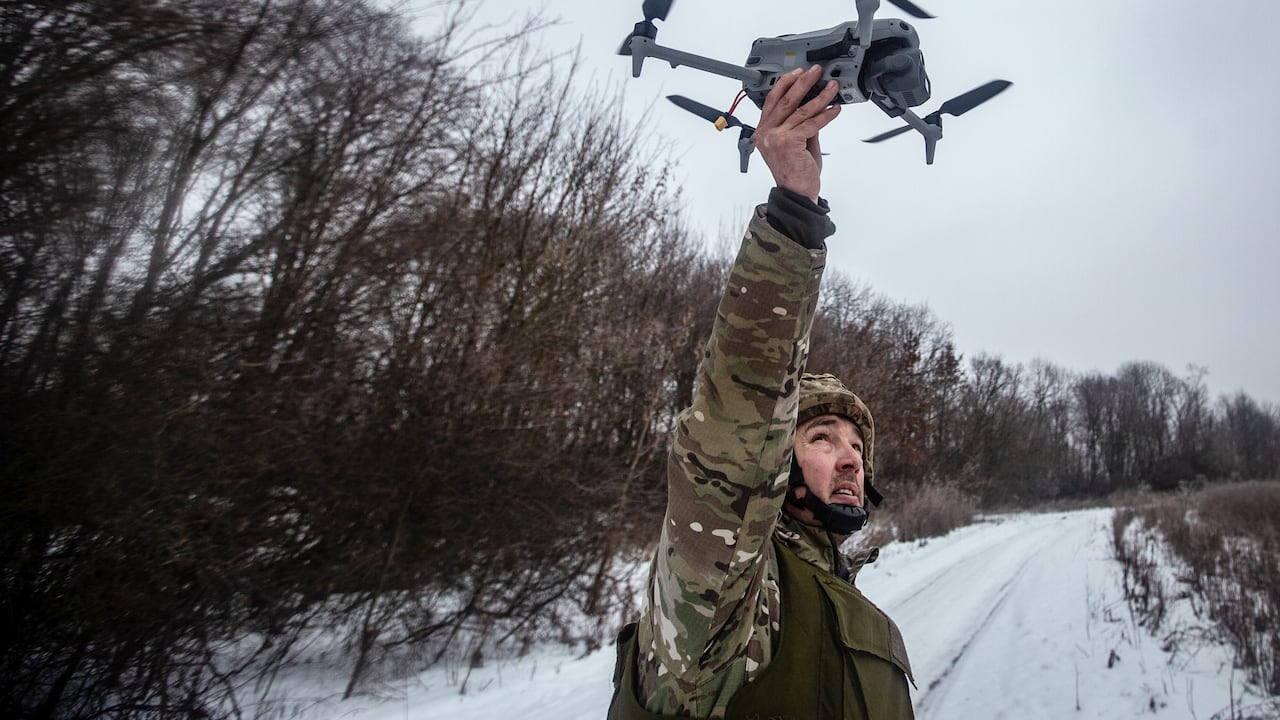 “Exparamilitares, exguerrilleros y exsoldados están combatiendo y aprendiendo juntos aquí cómo operar drones”, dijo una fuente citada por el ‘Financial Times’.
