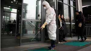 La familia colombiana se encuentran en observación en ese país asiático por presentar síntomas similares a los del coronavirus.