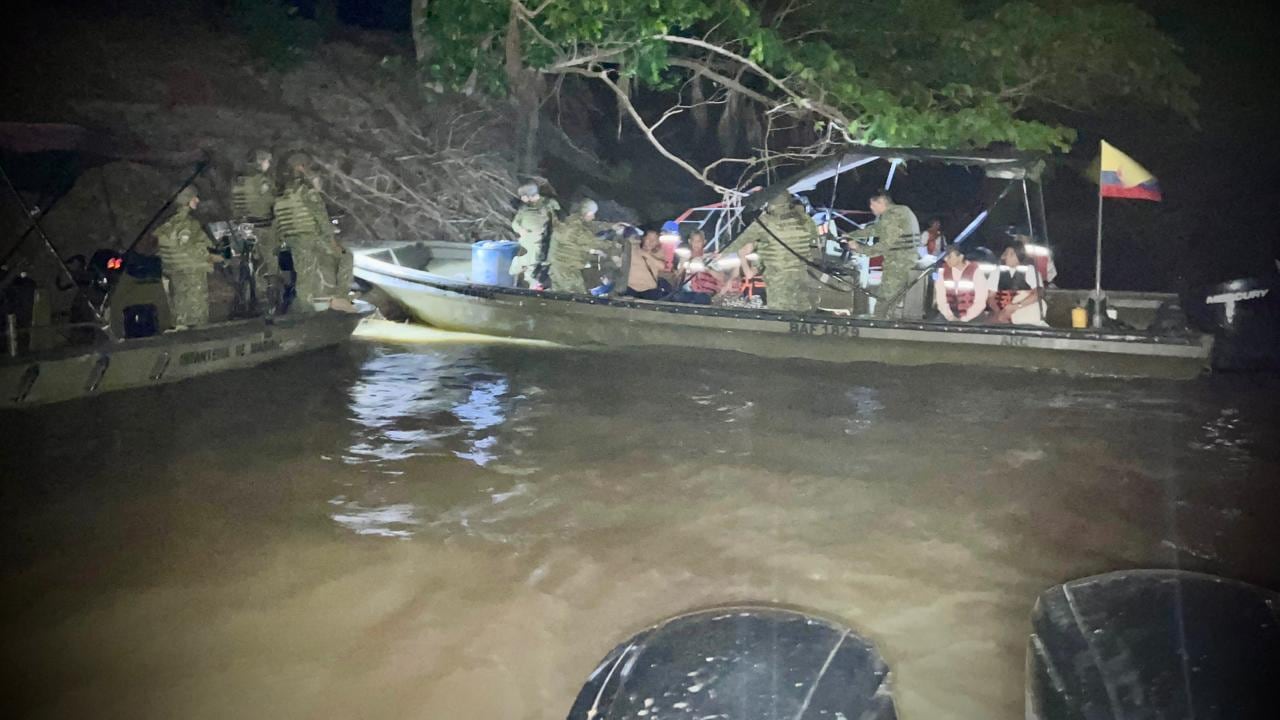 La Armada de Colombia rescató 33 personas tras naufragio en el río Guaviare.