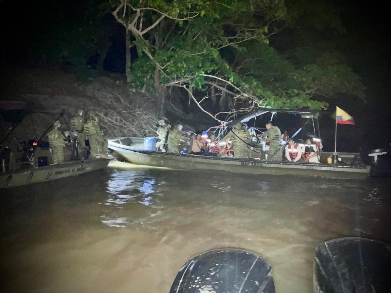 La Armada de Colombia rescató 33 personas tras naufragio en el río Guaviare.