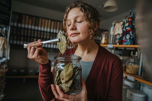 El té de laurel contiene varios beneficios para la salud.