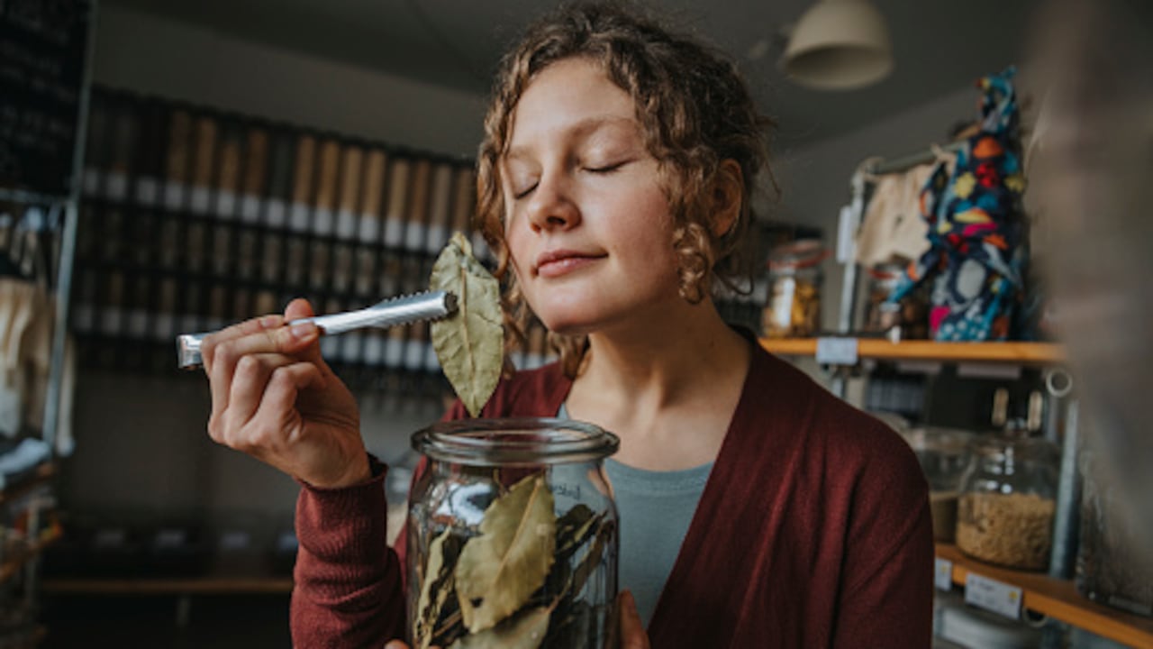 El té de laurel contiene varios beneficios para la salud.