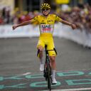 El esloveno Tadej Pogacar, ganador de la etapa, vestido con el maillot amarillo de líder general, celebra al cruzar la línea de meta durante la decimocuarta etapa del Tour de Francia, carrera ciclista de 151,9 kilómetros (94,4 millas) con salida en Pau y llegada en Saint-Lary-Soulan. Pla d'Adet, Francia, sábado 13 de julio de 2024. (Foto AP/Jerome Delay)