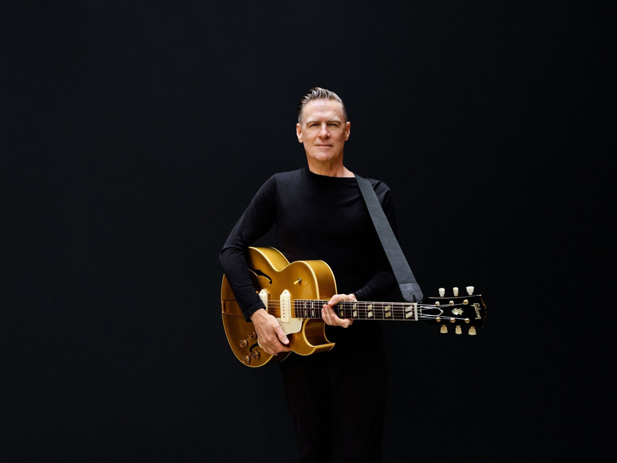 A Bryan Adams no le pasan los años.