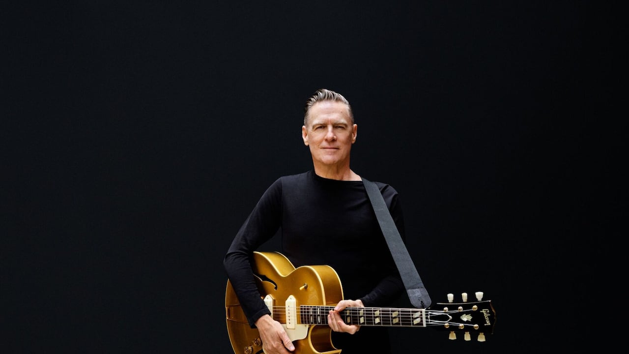 A Bryan Adams no le pasan los años.