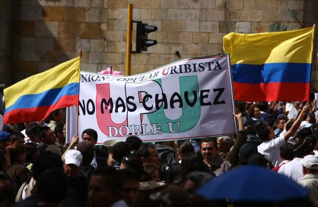 En la marcha, que tuvo un tono político, también se vieron letreros como este.  