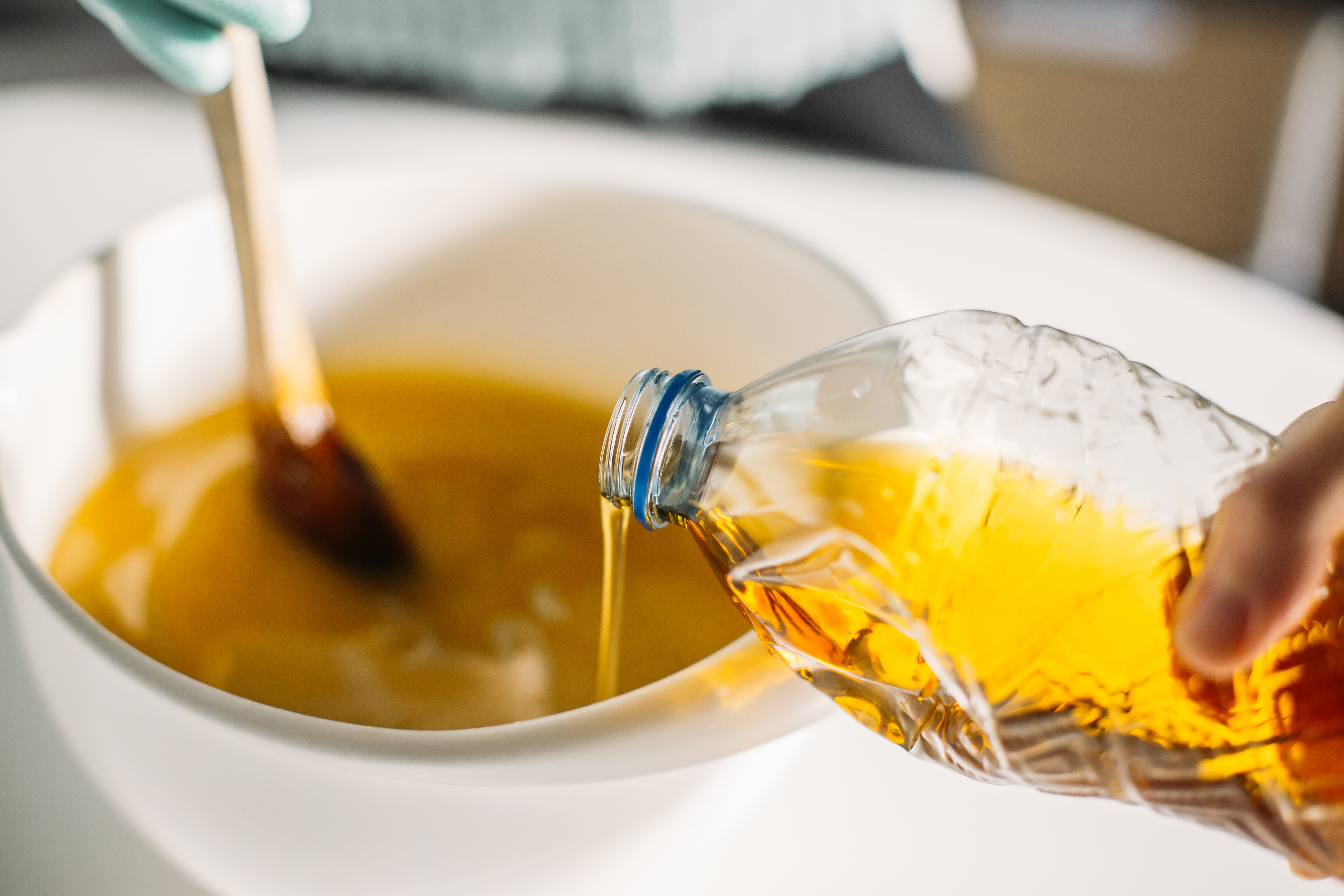 El aceite de cocina suele dejar pesado el cabello.