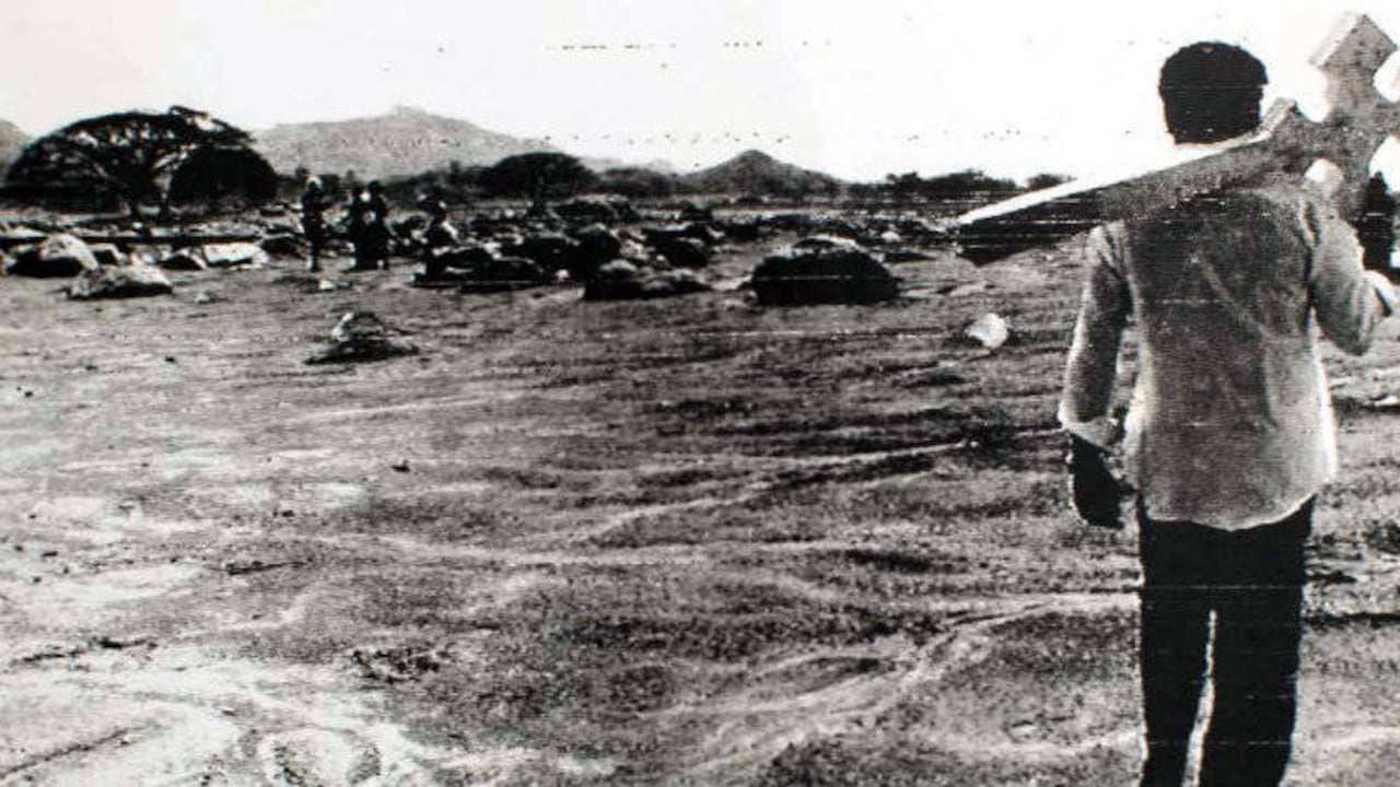 Un año después de la tragedia de Armero comenzaron a verse escenas como estas: los sobrevientes ponían cruces y establecían tumbas sobre la tierra arrasada. Crédito: Archivo Semana.