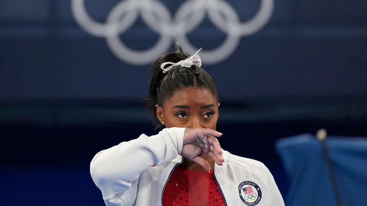 Simone Biles, de Estados Unidos, observa a las gimnastas actuar después de una aparente lesión, en los Juegos Olímpicos de Verano de 2020, el martes 27 de julio de 2021, en Tokio. Biles se retiró de la final por equipos. (Foto AP / Ashley Landis)