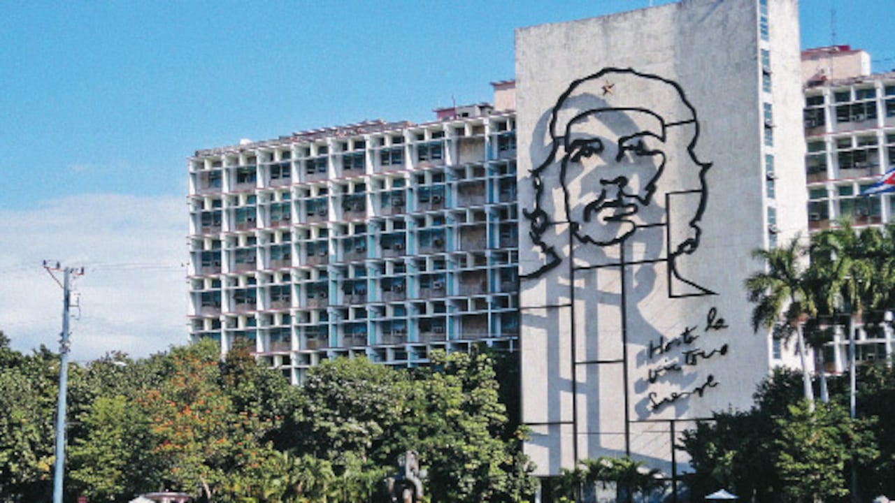 Ambos artistas y otras tres personas fueron juzgados a puertas cerradas los días 30 y 31 de mayo por el Tribunal Municipal Popular de Centro Habana.