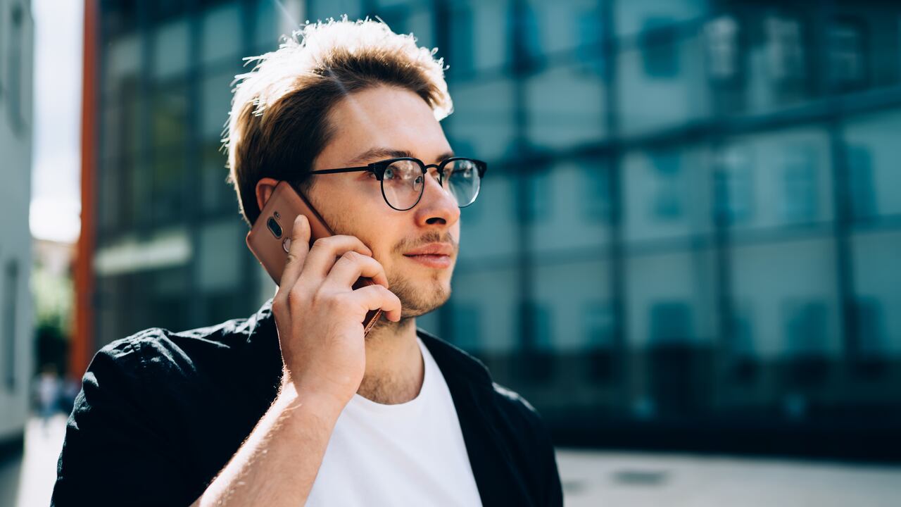 Las llamadas telefónicas facilitan el intercambio de información instantánea.