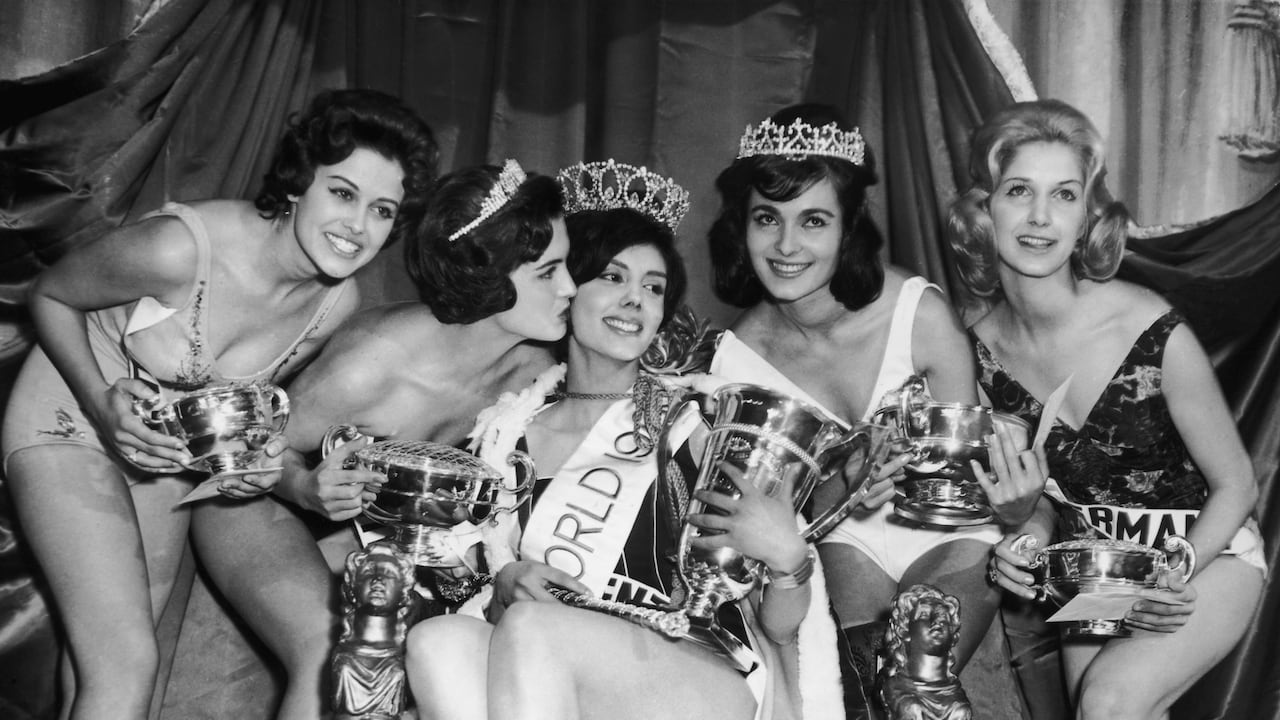 Norma Gladys Cappagli of Argentina with four runners up after being crowned Miss World 1960 at the Lyceum ballroom, London, 8th November 1960. With her are (left to right) Gola Golan of Israel, Denise Muir of South Africa, Judith Ann Achter of the U.S.A. and Ingrun Helgard Moeckel of Germany. (Photo by Edward Miller/Keystone/Hulton Archive/Getty Images)