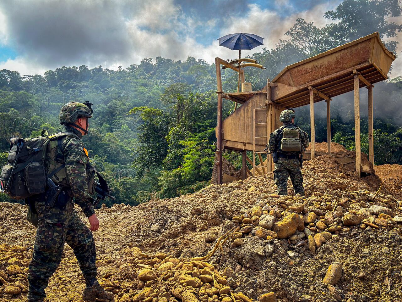 Destruyen maquinaría amarilla utilizada por las Farc para minería ilegal