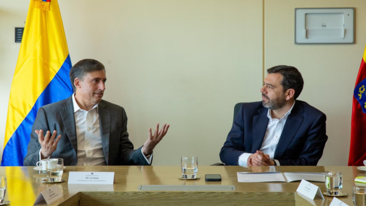 Director de Sector Público para Suramérica Hispana de Microsoft, Juan Carlos Uribe, y el alcalde, Carlos Fernando Galán