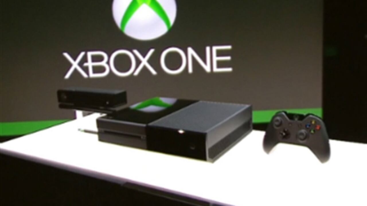 La Xbox One de Microsoft compite con la PlayStation 4 de Sony y la Wii U de Nintendo en el mercado de las consolas de juegos de salón.