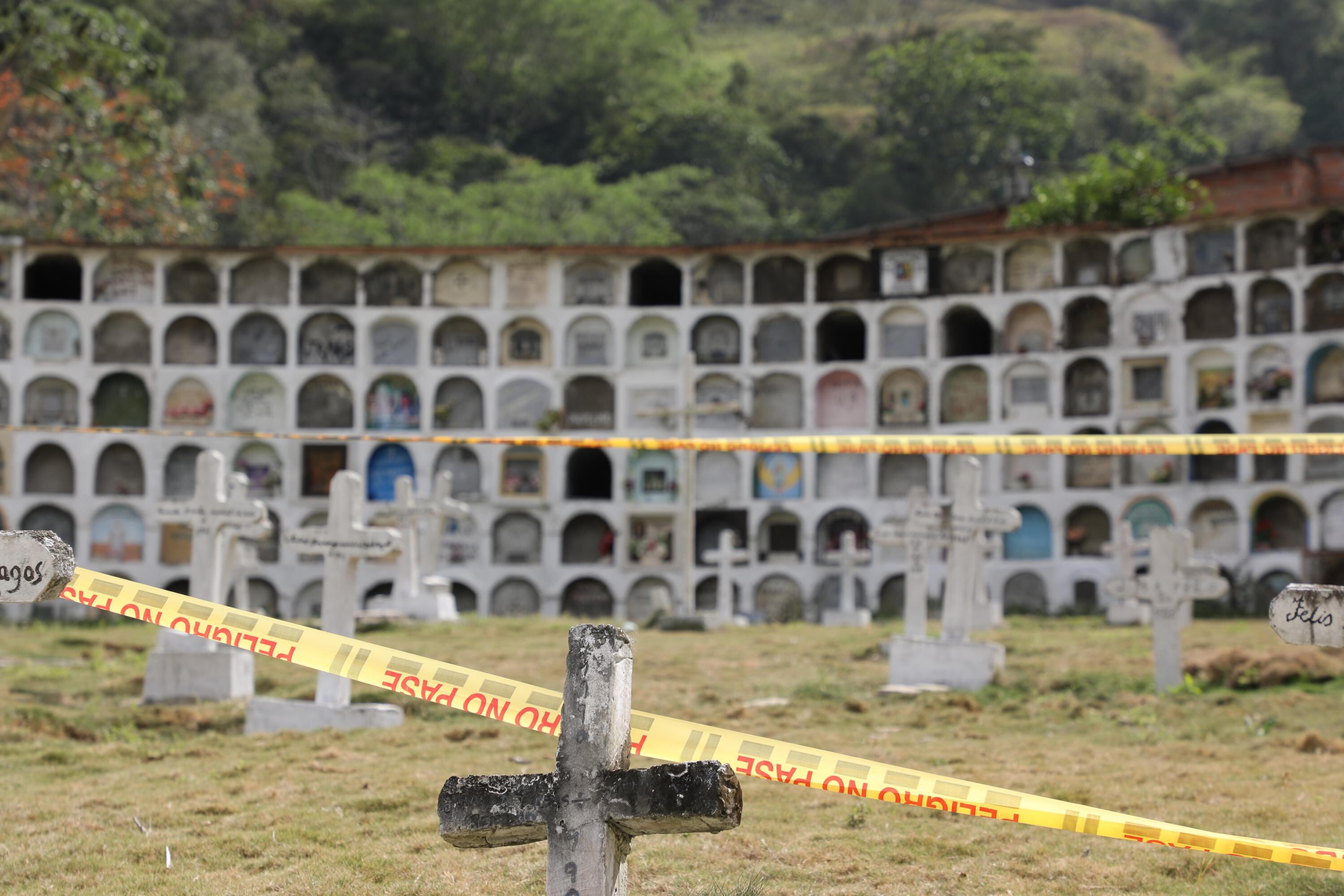 Durante la segunda jornada de exhumaciones de cuerpos en el cementerio Las Mercedes de Dabeiba, adelantada en febrero de 2020, la Jurisdicción Especial para la Paz informó que fueron hallados otros 37 cuerpos de los que se sospecha fueron presentados de manera ilegal como dados de baja en combate por parte de agentes del Estado.