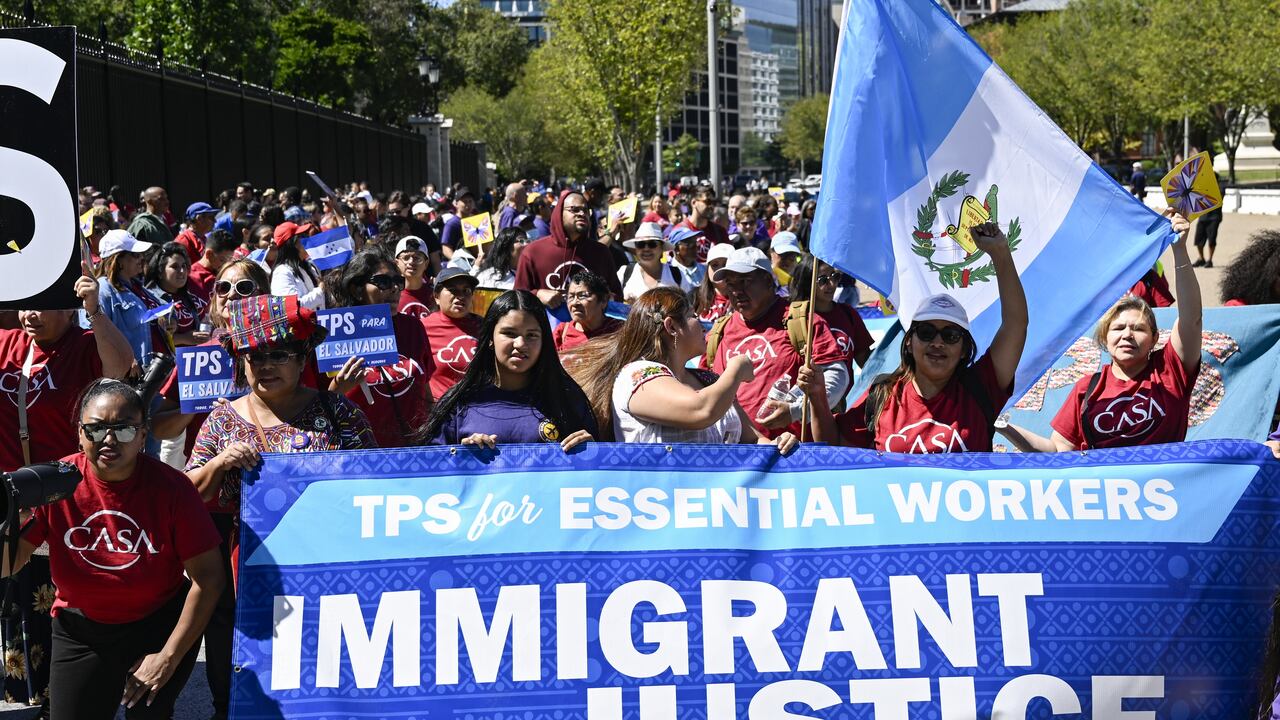 Personas marchan en Washington en favor de del TPS para inmigrantes, en 2023.