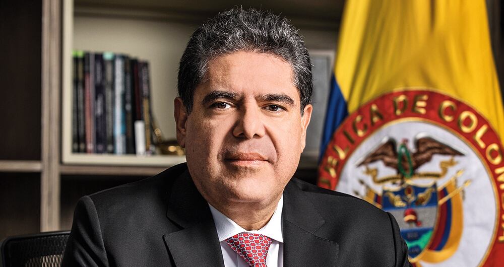   El nuevo contralor confiesa que ha recibido numerosas hojas de vida, incluso “hasta de su primera novia”. Anuncia que va a trabajar en el tema de nóminas paralelas.