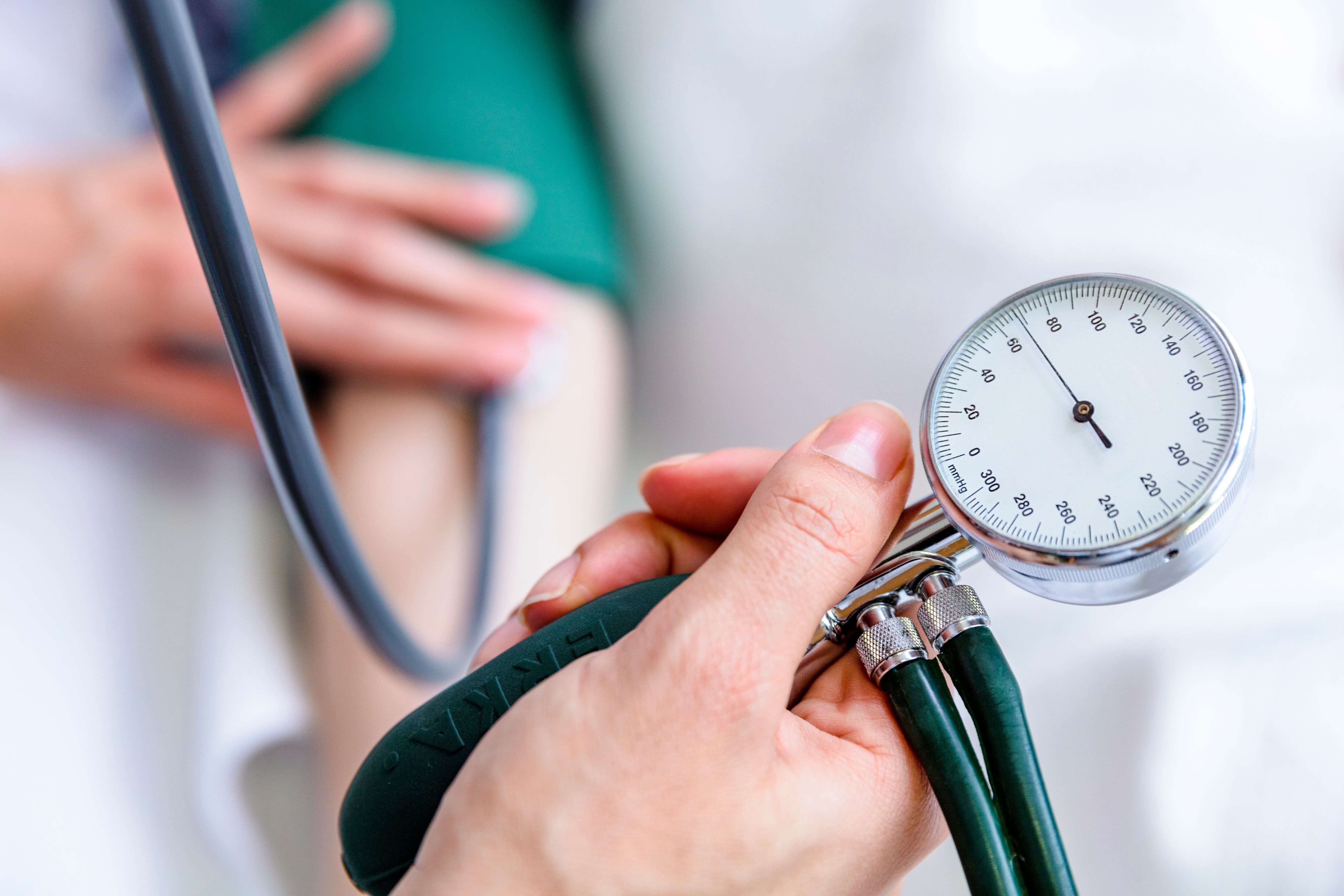 Mantener la presión arterial dentro de los rangos recomendados es esencial, ya que tanto los niveles altos como los bajos pueden afectar seriamente la salud.