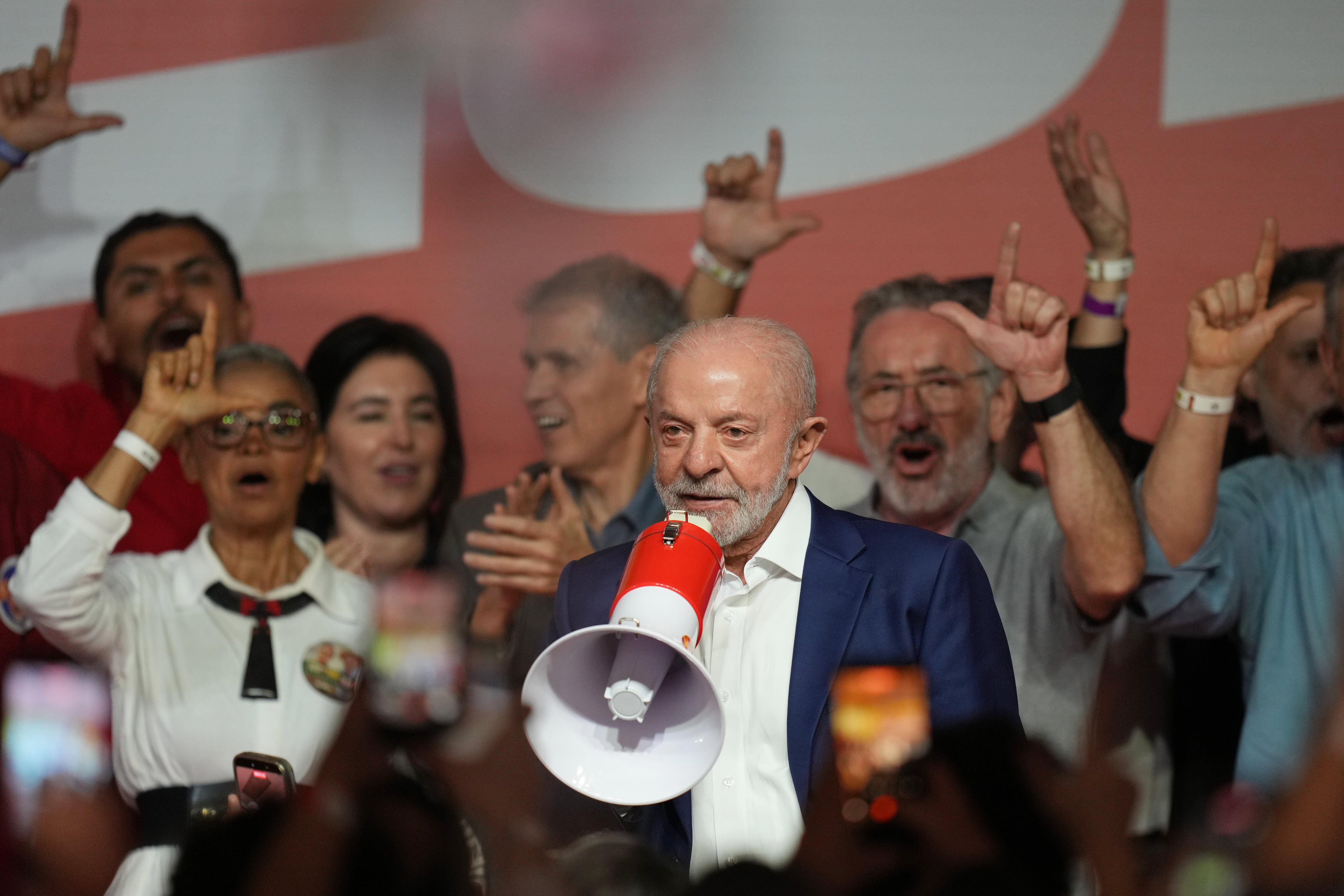 El presidente Luiz Inácio Lula da Silva, quien busca la reelección, se dirige a sus partidarios tras pasar a la segunda vuelta electoral.