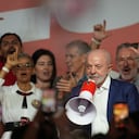 El presidente Luiz Inácio Lula da Silva, quien busca la reelección, se dirige a sus partidarios tras pasar a la segunda vuelta electoral.
