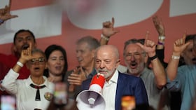 El presidente Luiz Inácio Lula da Silva, quien busca la reelección, se dirige a sus partidarios tras pasar a la segunda vuelta electoral.