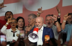 El presidente Luiz Inácio Lula da Silva, quien busca la reelección, se dirige a sus partidarios tras pasar a la segunda vuelta electoral.