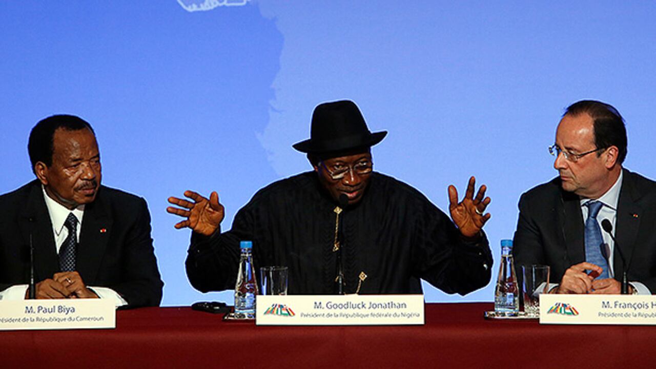 El presidente de Nigeria, Goodluck Jonathan( centro), el presidente de Camerún, Paul Biya (izquierda) y el presidente francés, Francois Hollande, durante la conferencia de prensa de la "Cumbre de París para la Seguridad en Nigeria"