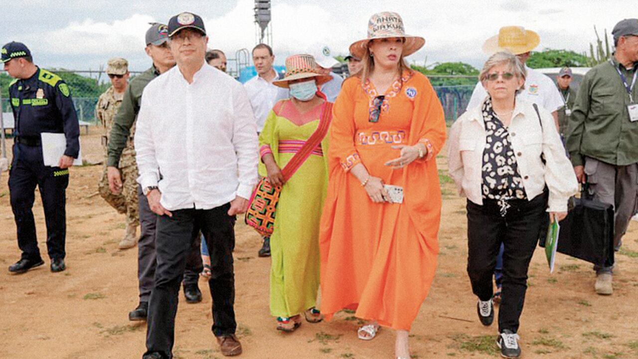 El presidente Gustavo Petro estuvo visitando La Guajira en compañía de la directora del ICBF, Concha Baracaldo, y reconoció como un fracaso que se sigan muriendo niños en ese departamento por causa del hambre y la desnutrición.