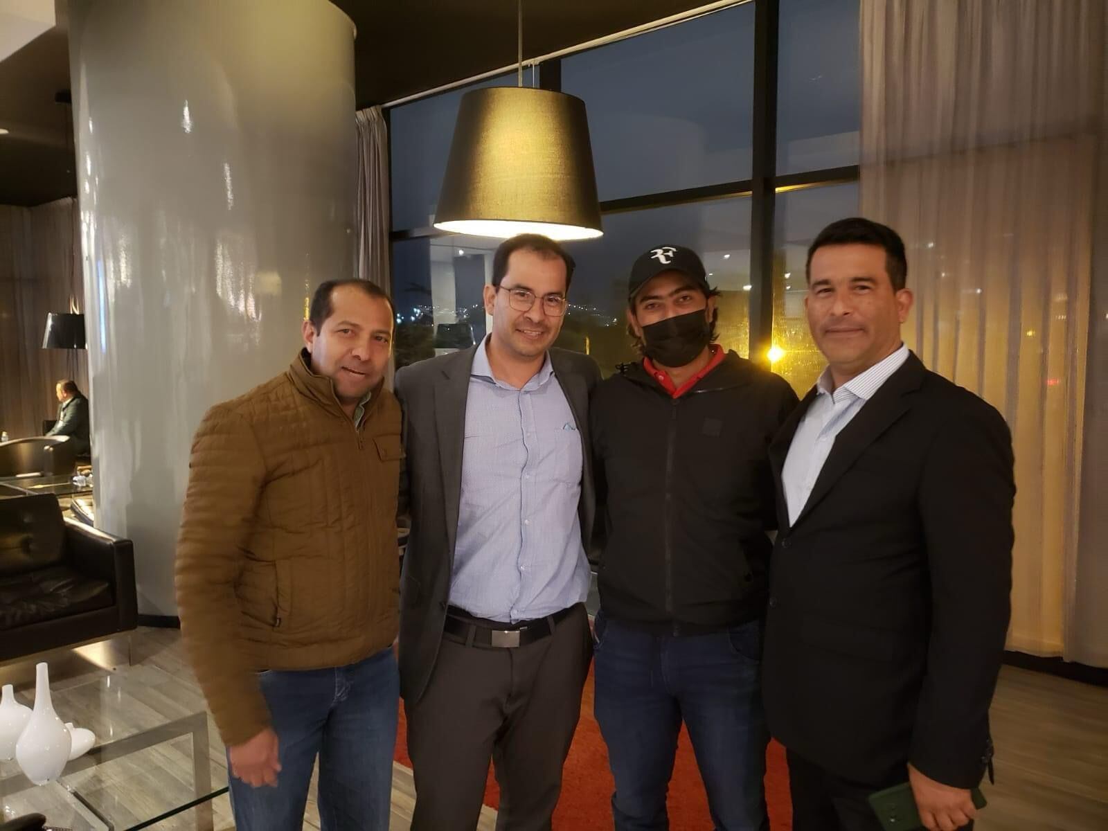 Nicolás Petro junto a los hermanos Llinás Chica.