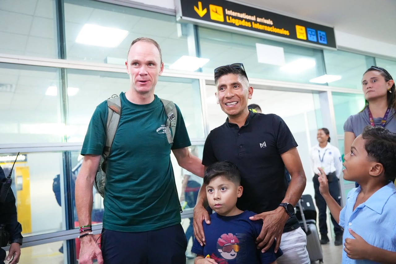 Christopher Froome (izq.) llega a Cartagena para el Gran Fondo de Nairo Quintana 2026.