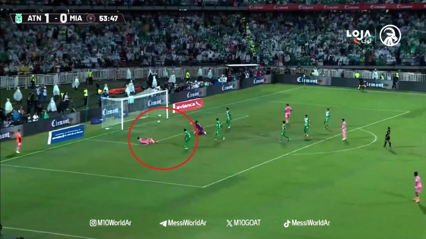 Gol de Suárez tras remate de Messi.