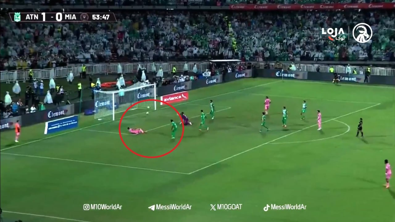 Gol de Suárez tras remate de Messi.