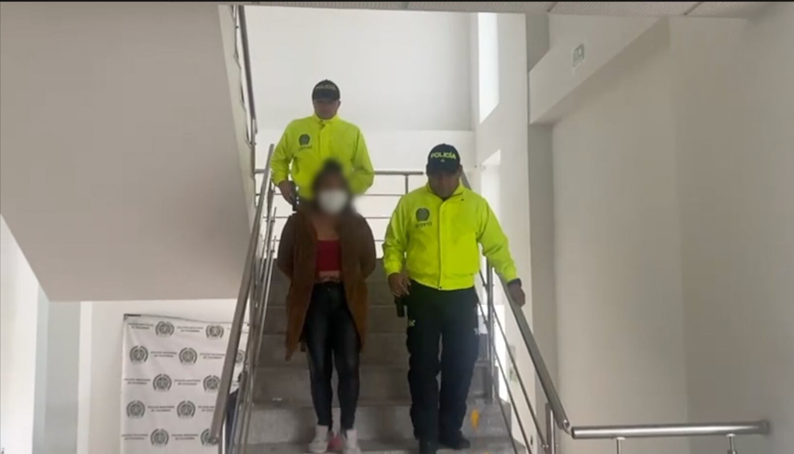 Una de las mujeres capturadas en la operación.