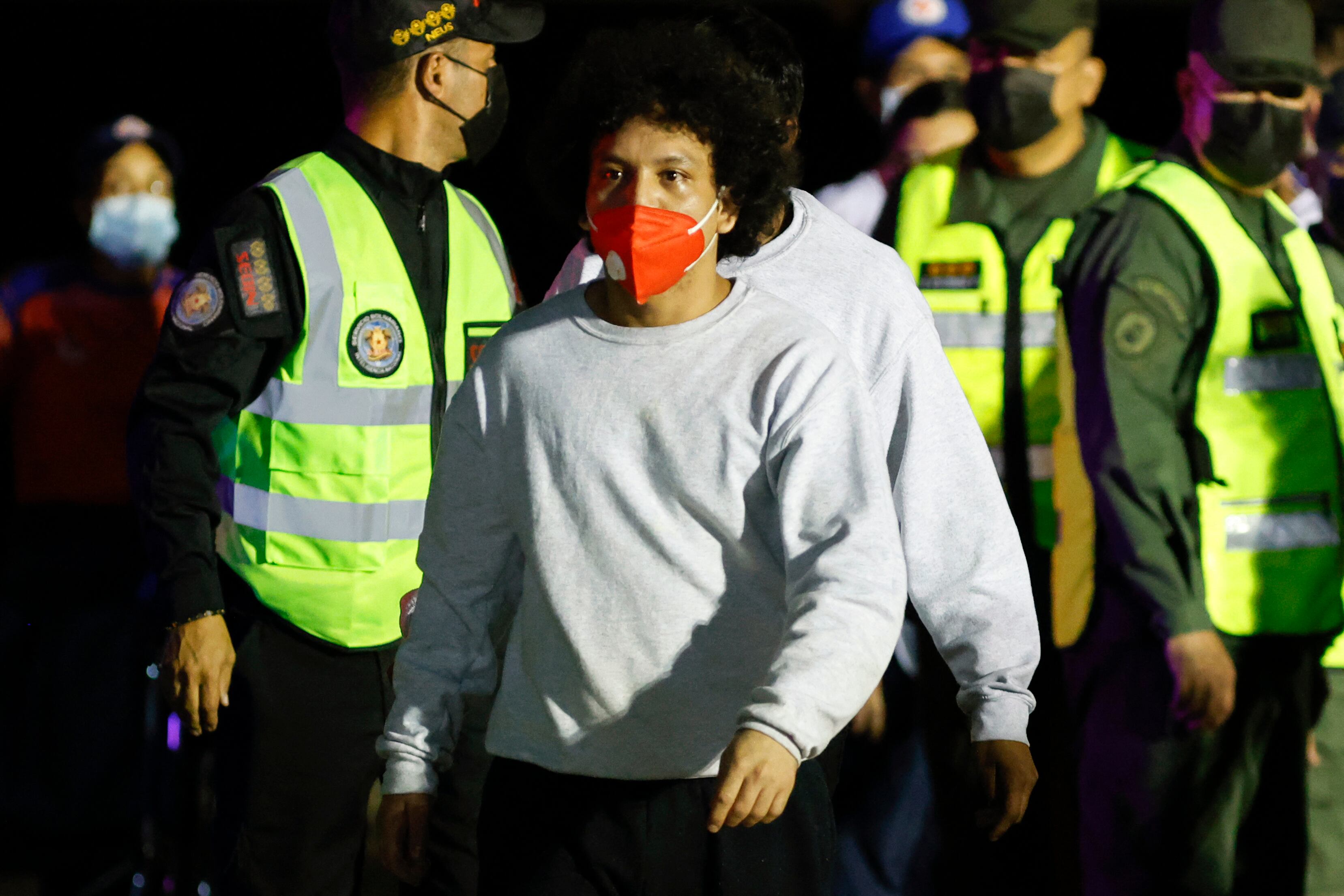 El influencer venezolano Leonel Moreno, alias "Leito Oficial", deportado de Estados Unidos, camina a su llegada al Aeropuerto Internacional Simón Bolívar de Maiquetía, Venezuela, el 28 de marzo de 2025. (Foto: Pedro MATTEY / AFP)