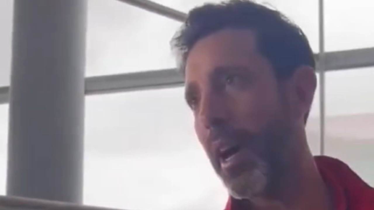 Jorge Bava quedó grabado llegando al aeropuerto El Dorado con la camiseta de Santa Fe