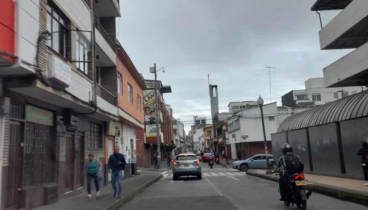 Los infractores serán sancionados con multa equivalente a 15 salarios mínimos legales diarios vigentes y la inmovilización del vehículo.