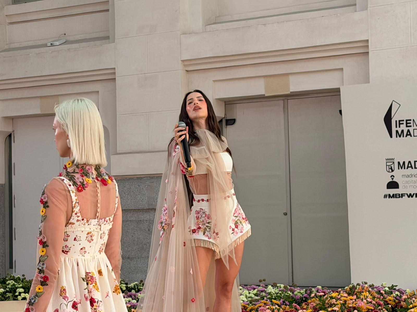 La artista Aria Vega canto en vivo en la pasarela de Agua by Agua Bendita en la galería de cristal en el Palacio de Cristal en la Mercedes Benz Fashion Week Madrid.