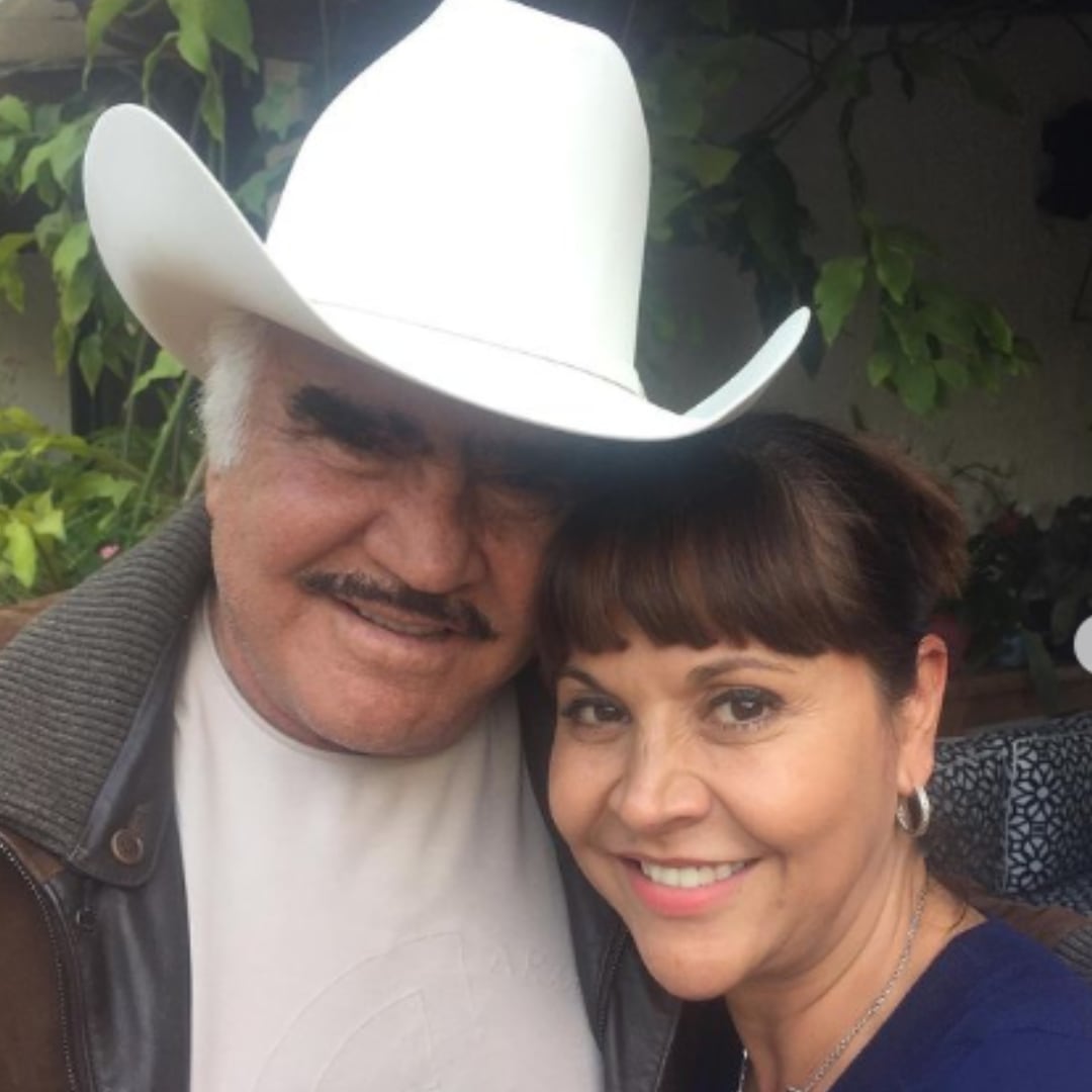 Patricia Grisales al lado del Vicente Fernández.