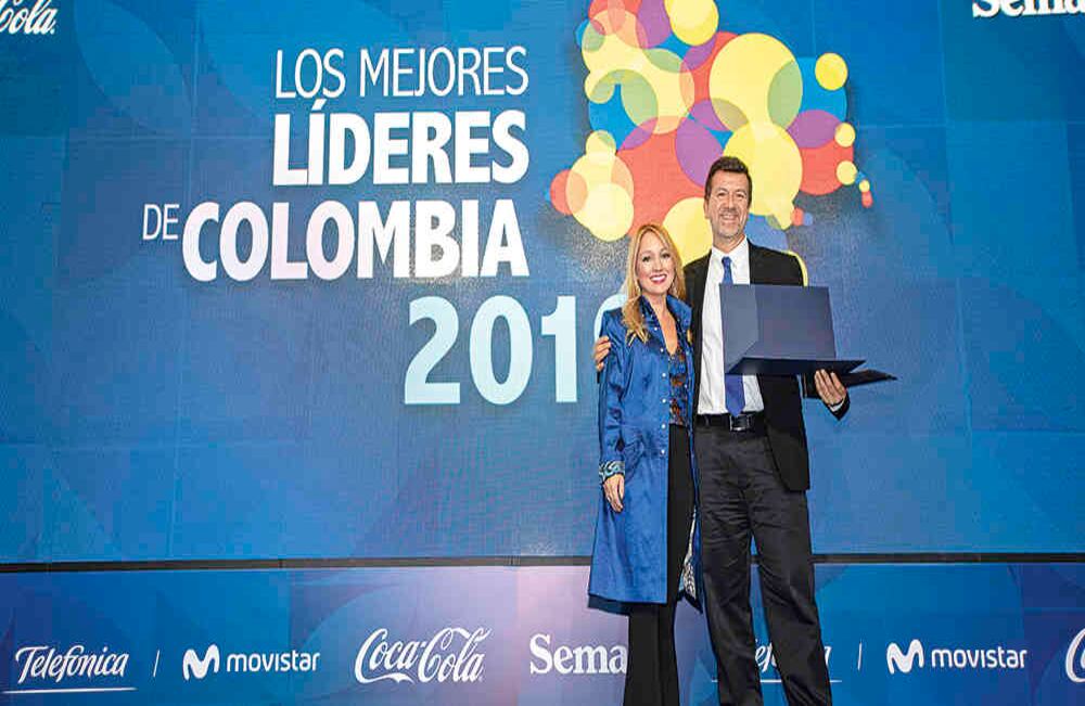 Por luchar contra la deforestación en la Amazonia, Rodrigo Botero recibió el premio entregado por Ángela María Zuluaga.