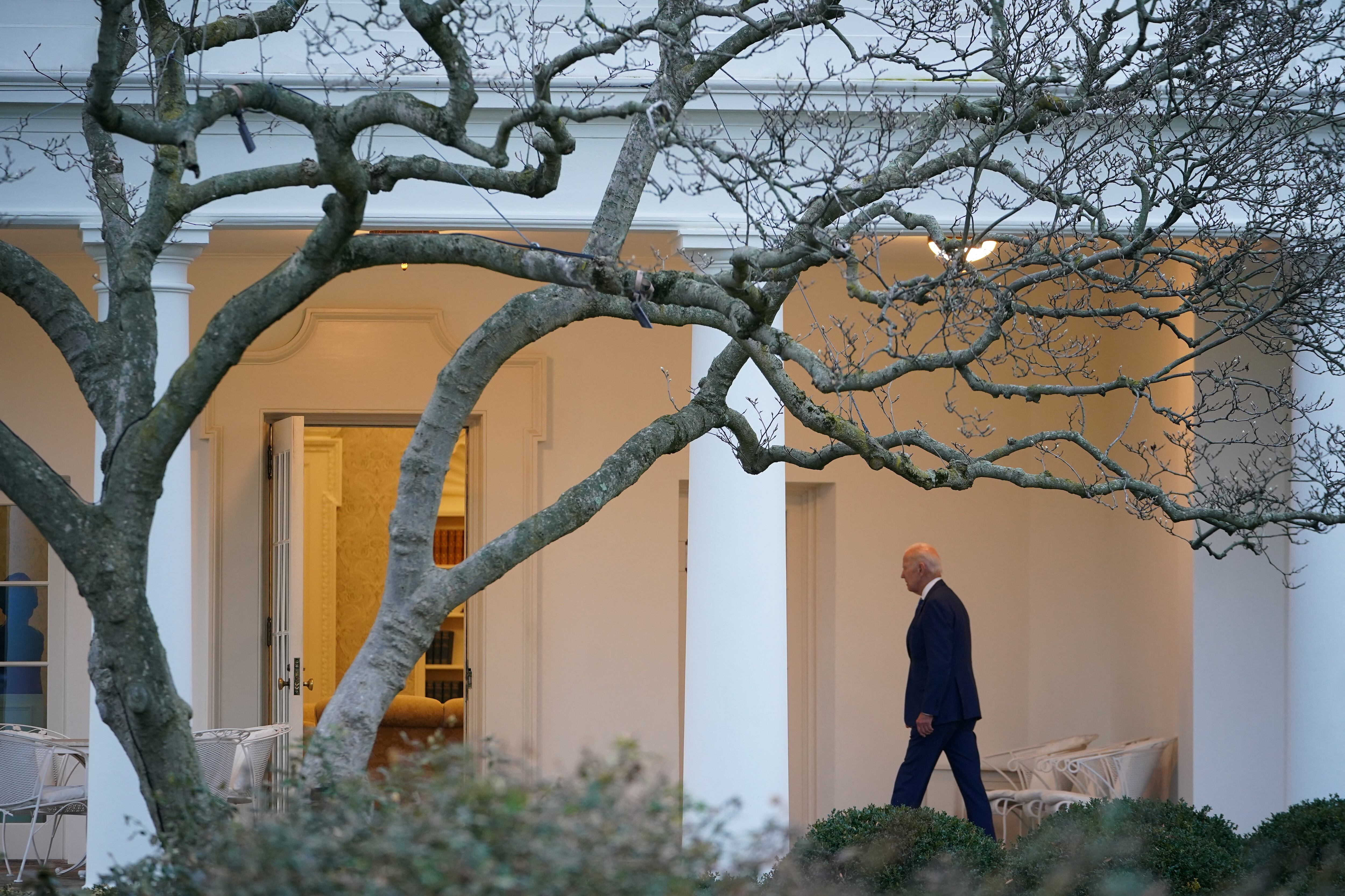 El presidente de Estados Unidos, Joe Biden, tildó este miércoles de “vergonzosa” la situación de bloqueo en la Cámara de Representantes para la elección del presidente de la Cámara de Representantes (Photo by Mandel NGAN / AFP)