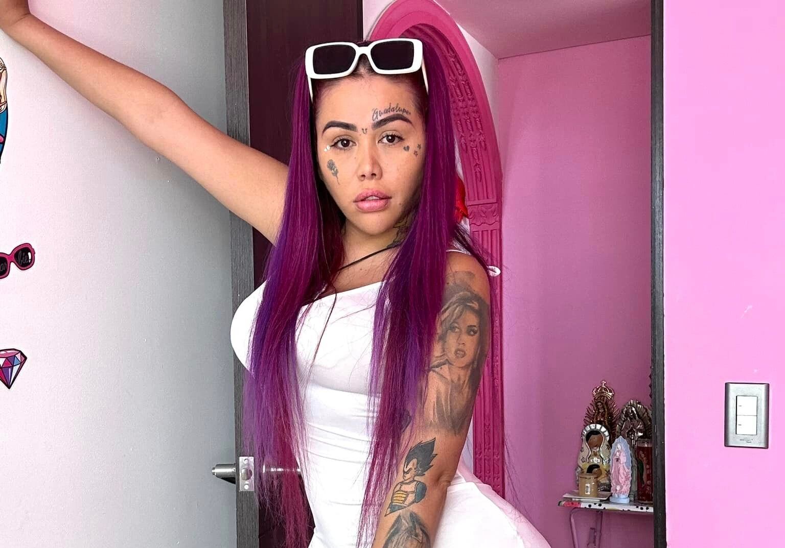 La influencer habló duramente en contra de la SIC por la investigación en su contra.