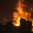 Un misil explota en la ciudad de Gaza durante un ataque aéreo israelí el 8 de octubre de 2023. (Foto de MAHMUD HAMS / AFP)