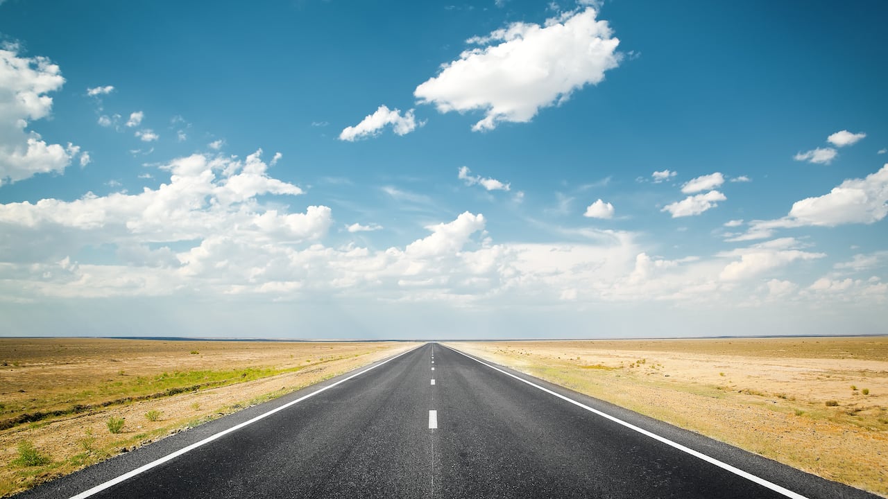 La autopista 10 en Arabia Saudita, la carretera recta más larga del mundo. Imagen de referencia