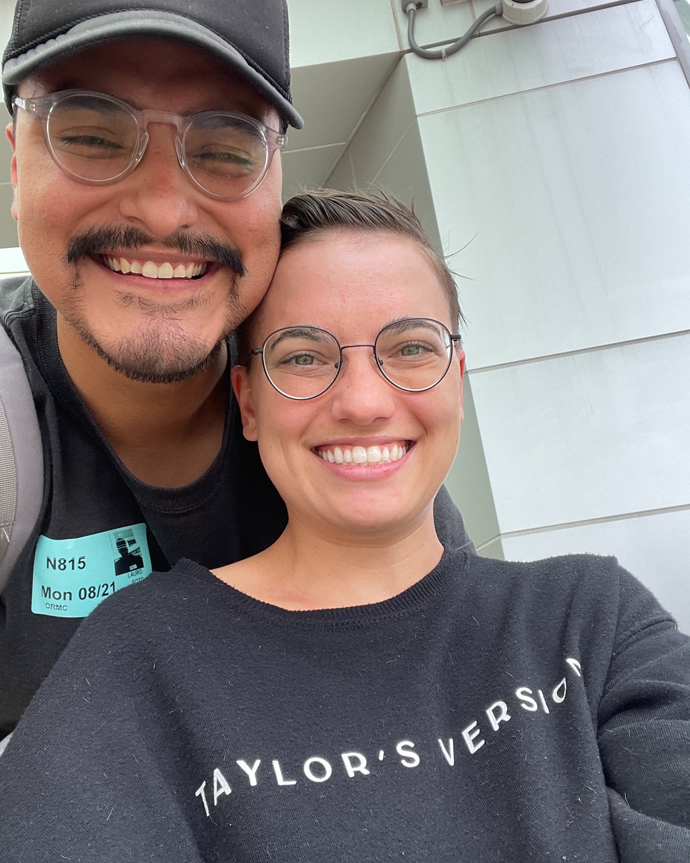 La mujer fue impactada por un rayo en Estados Unidos, y su esposo y vecinos tuvieron que socorrerla.