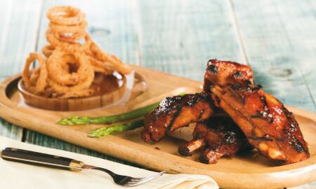 Costilla de cerdo ahumada con anillos de cebolla