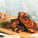 Costilla de cerdo ahumada con anillos de cebolla