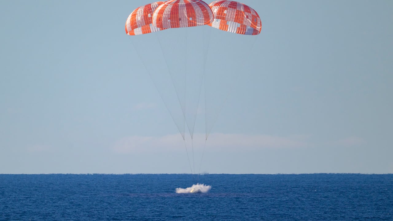 Amerizaje de la cápsula Orión en el océano Pacífico.