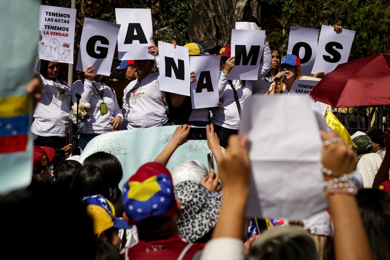 Cientos de ciudadanos venezolanos se manifiestan en la Plaza de Lourdes para exigir la salida de Nicolás Maduro de la presidencia. (Colprensa)