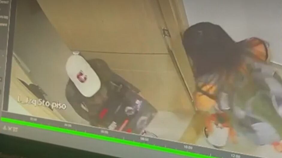 Momento en el que la mujer sale del apartamento del extranjero.